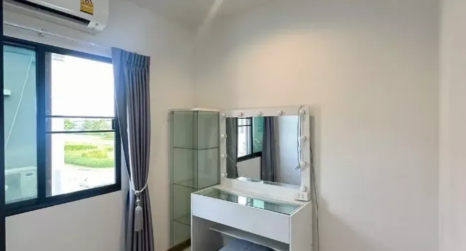 Casa adosada en alquiler de 3 habitaciones en Bang Phli, Samut Prakan