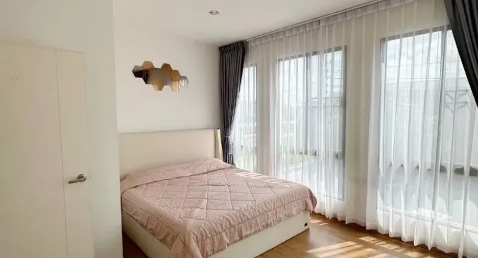Casa adosada en alquiler de 3 habitaciones en Bang Phli, Samut Prakan