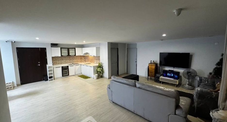 For rent 3 bedrooms condo in Watthana, Bangkok