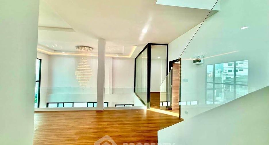 Продажа 4 спальни дом в Mueang Chon Buri, Чонбури