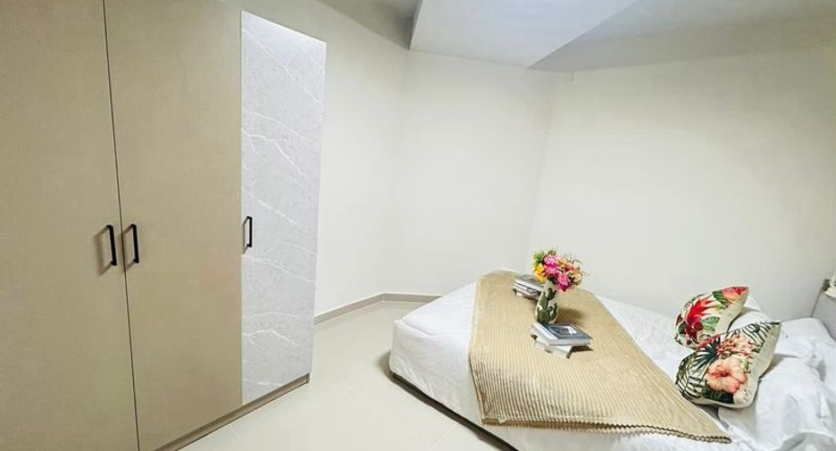 For rent 3 bedrooms condo in Yan Nawa, Bangkok