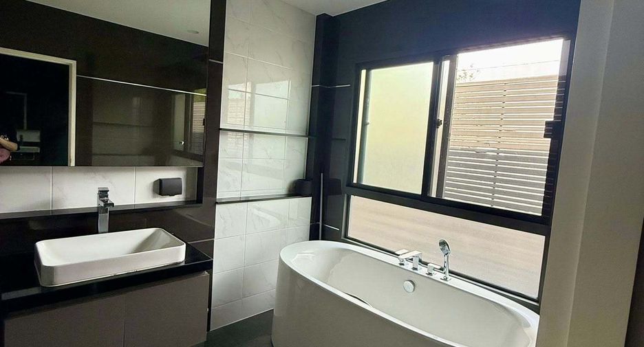 For rent 4 bedrooms house in Bang Kapi, Bangkok