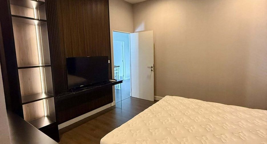 For rent 4 bedrooms house in Bang Kapi, Bangkok