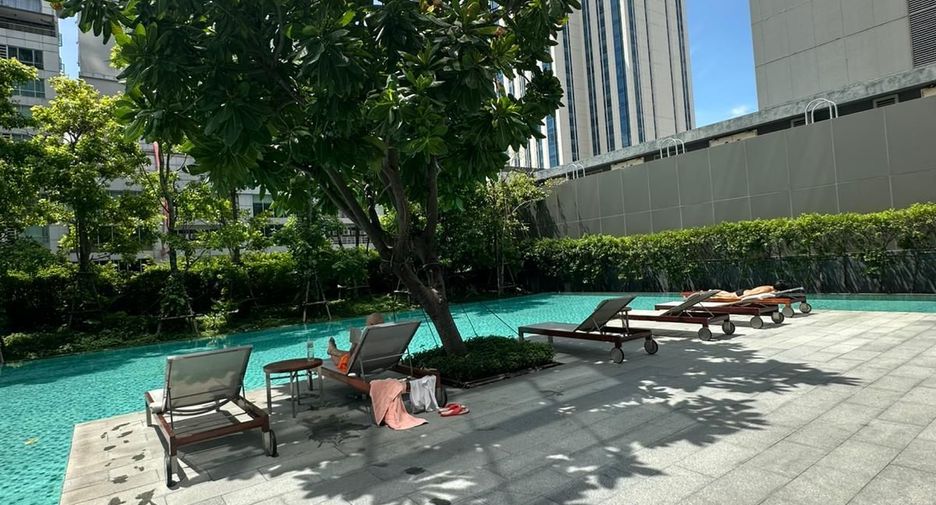 For sale 3 bedrooms condo in Khlong Toei, Bangkok