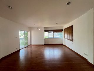 Haus zur Miete mit 4 Zimmer in Watthana, Bangkok