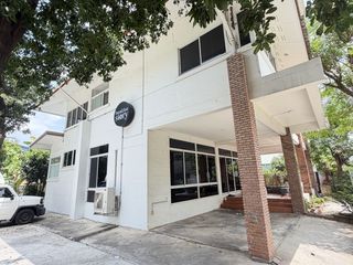 Haus zur Miete mit 4 Zimmer in Watthana, Bangkok
