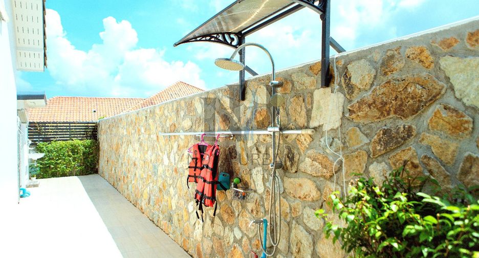 For rent 4 bedrooms villa in East Pattaya, Pattaya