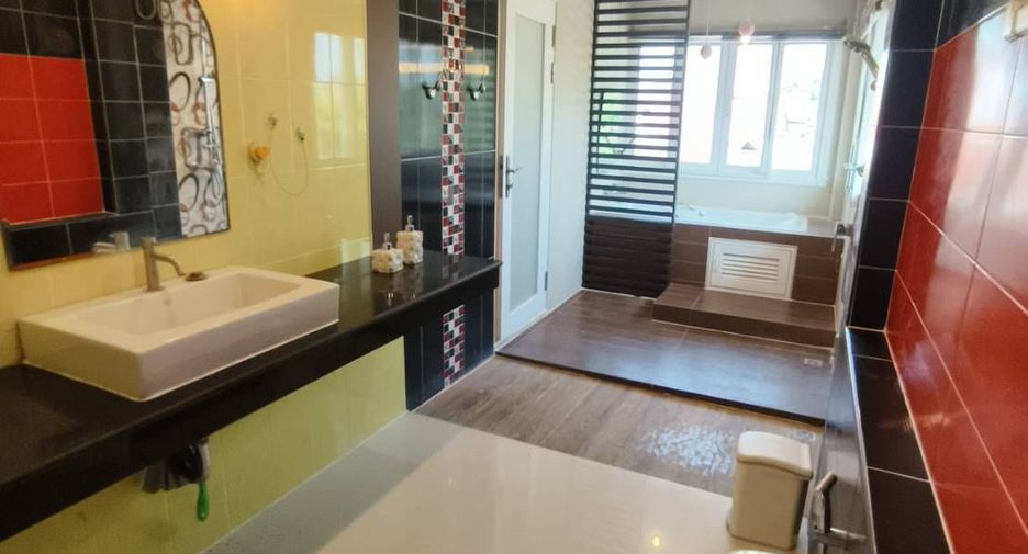 For rent 3 bedrooms villa in Saraphi, Chiang Mai