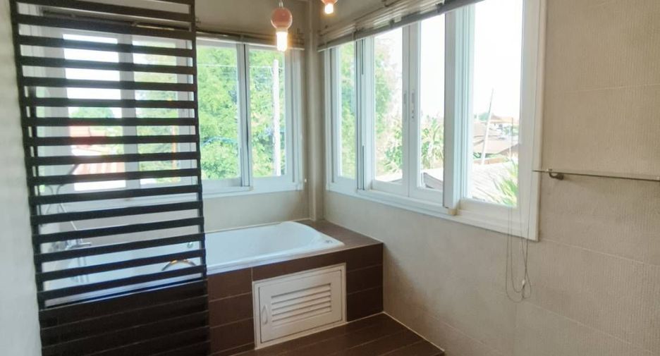 For rent 3 bedrooms villa in Saraphi, Chiang Mai