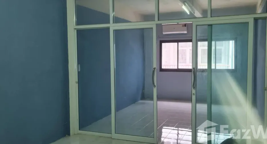 For rent 3 bedrooms townhouse in Yan Nawa, Bangkok