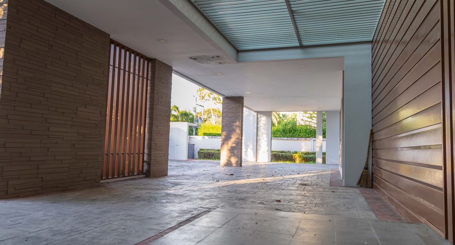 For sale 5 bedrooms house in Lat Krabang, Bangkok