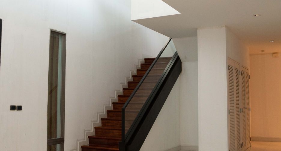 For sale 5 bedrooms house in Lat Krabang, Bangkok