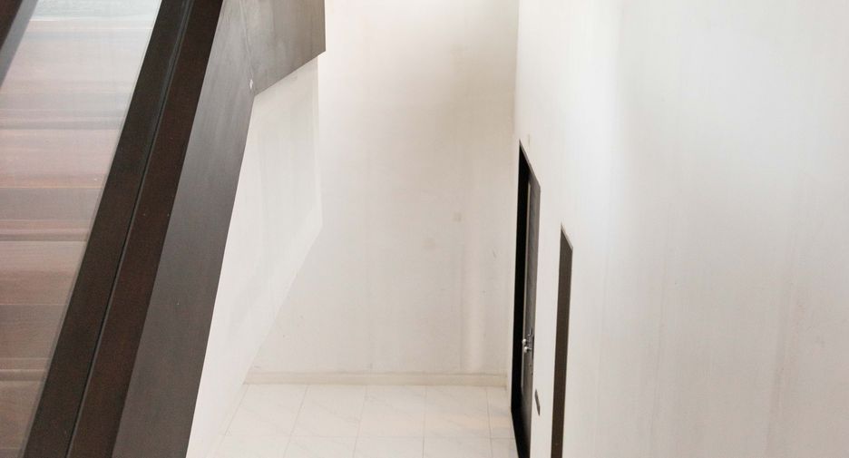 For sale 5 bedrooms house in Lat Krabang, Bangkok