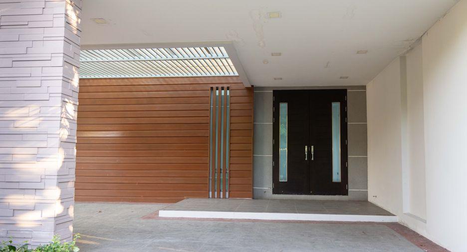 For sale 5 bedrooms house in Lat Krabang, Bangkok