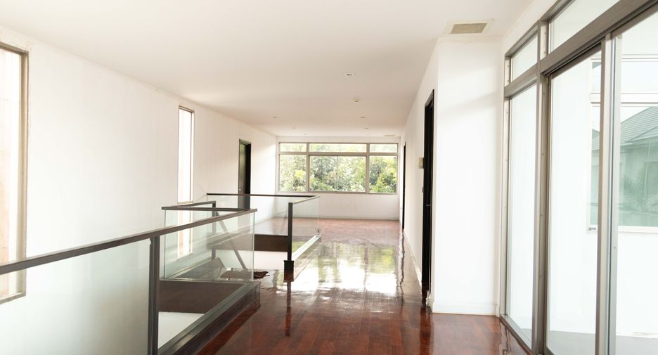 For sale 5 bedrooms house in Lat Krabang, Bangkok