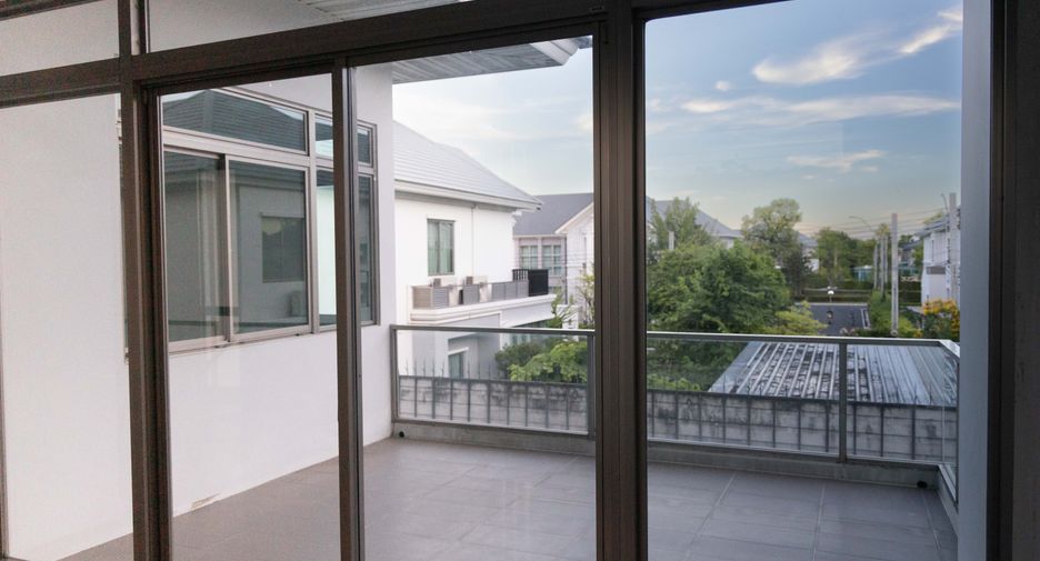 For sale 5 bedrooms house in Lat Krabang, Bangkok