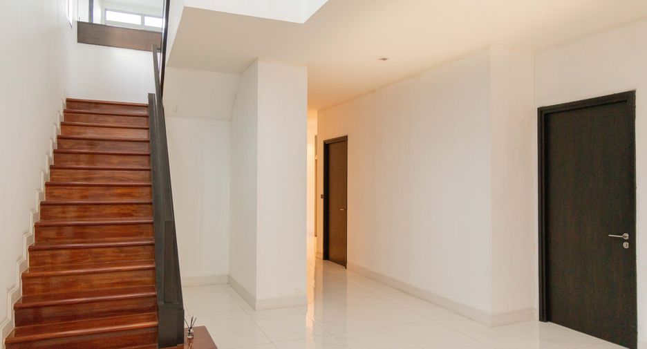 For sale 5 bedrooms house in Lat Krabang, Bangkok