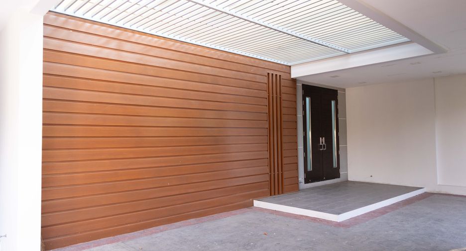 For sale 5 bedrooms house in Lat Krabang, Bangkok