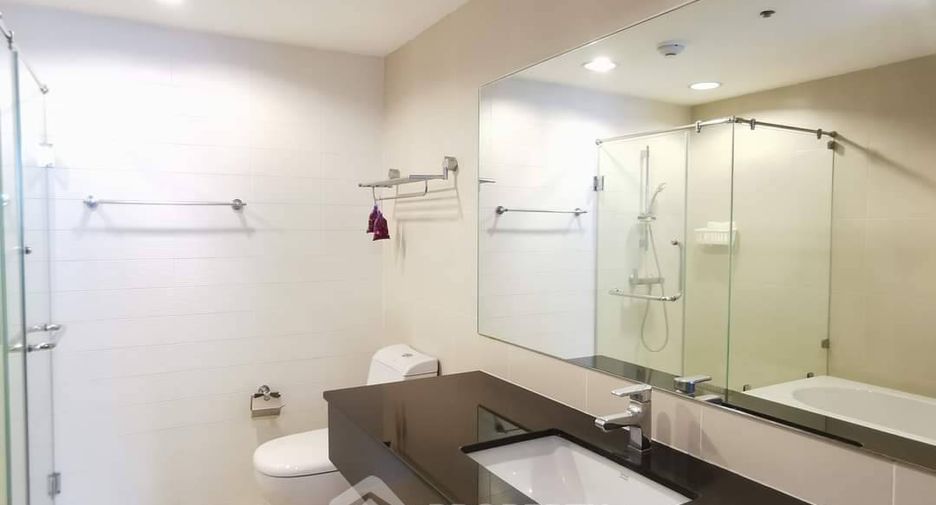 Wohnung zur Miete mit 3 Zimmer in Huai Khwang, Bangkok