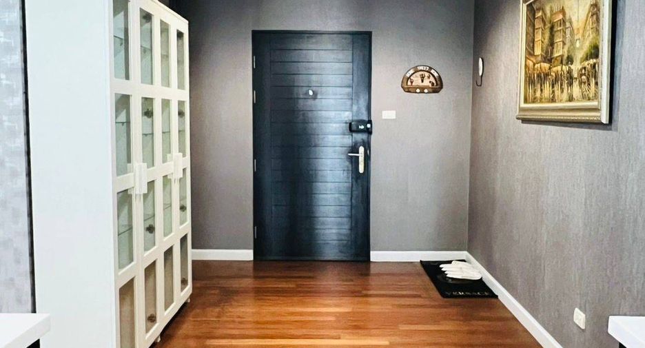 For rent 2 bedrooms condo in Huai Khwang, Bangkok