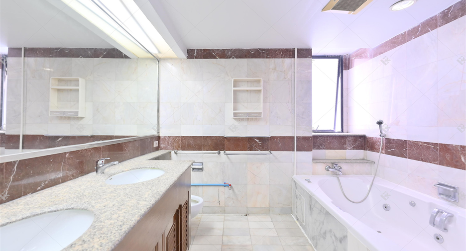 Condo en venta de 3 habitaciones en Khlong Toei, Bangkok