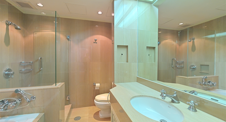 For sale 3 ベッドルーム condo in Pathum Wan, Bangkok