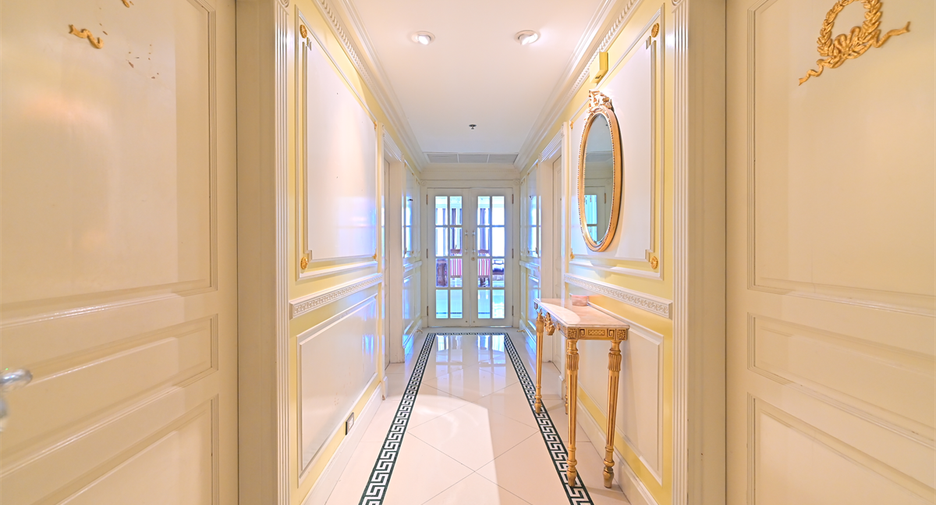 For sale 3 ベッドルーム condo in Pathum Wan, Bangkok
