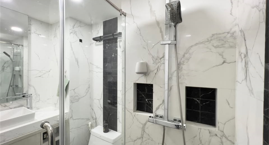 For sale 1 bed condo in Khlong Toei, Bangkok