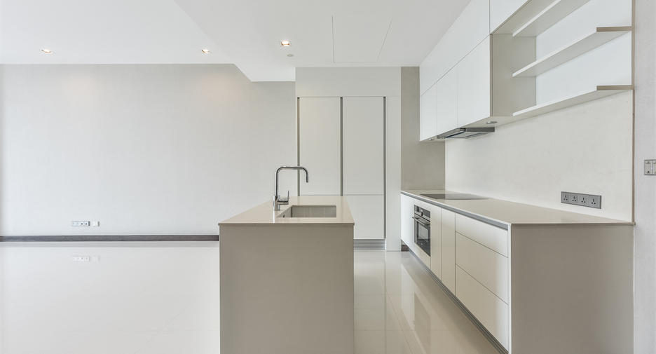 For sale 3 bedrooms condo in Khlong Toei, Bangkok