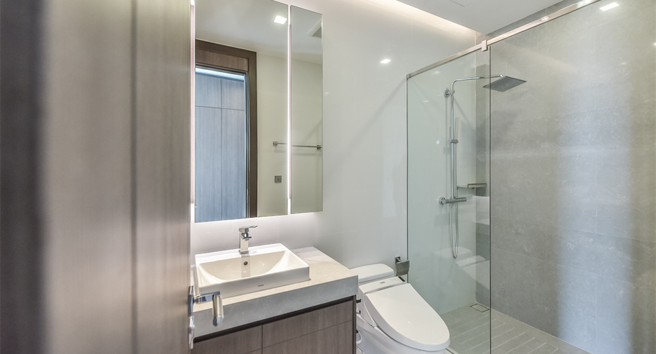 For sale 3 bedrooms condo in Khlong Toei, Bangkok