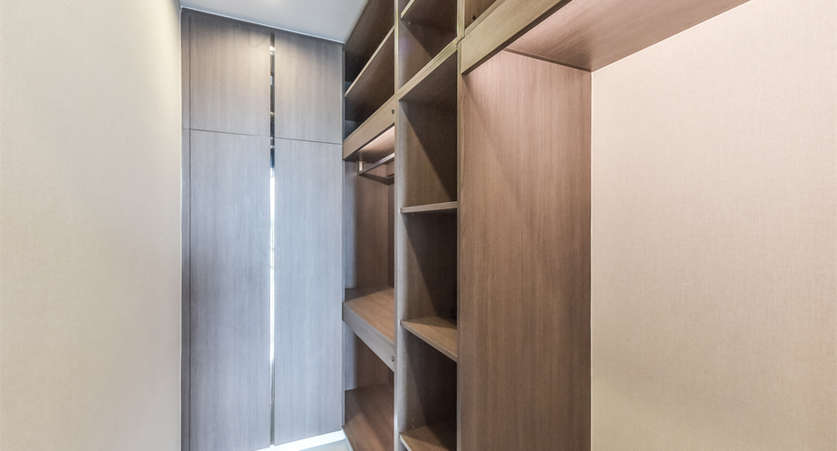 For sale 3 bedrooms condo in Khlong Toei, Bangkok