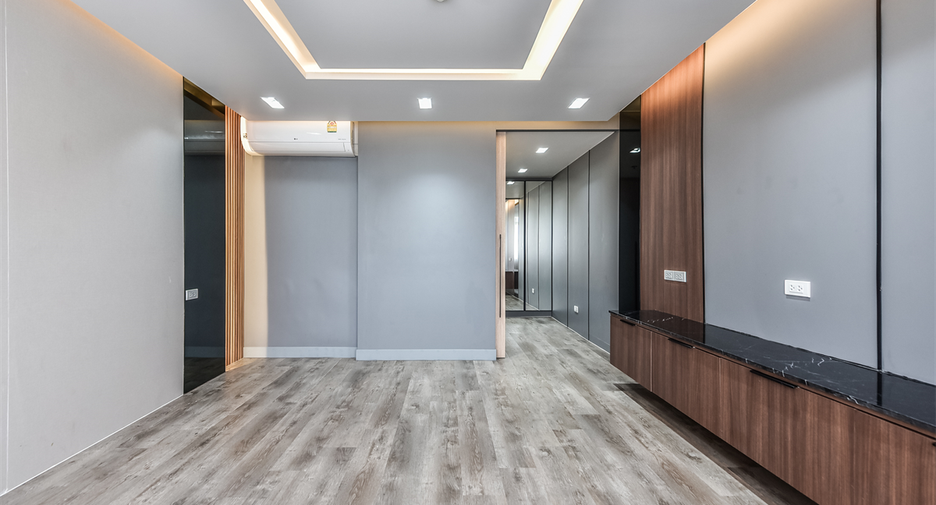 For sale 2 ベッドルーム condo in Sathon, Bangkok