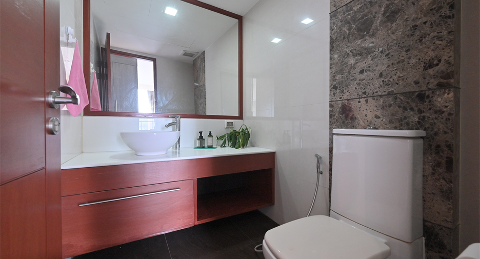 For sale 3 bedrooms condo in Khlong Toei, Bangkok