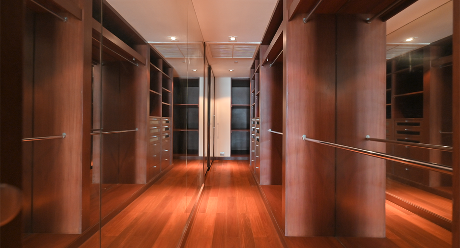 For sale 3 bedrooms condo in Khlong Toei, Bangkok