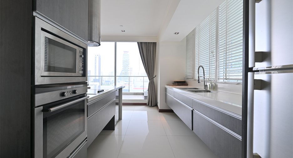 For sale 3 bedrooms condo in Khlong Toei, Bangkok