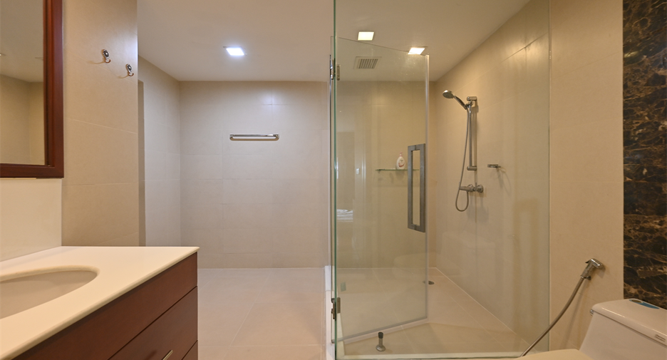 For sale 3 bedrooms condo in Khlong Toei, Bangkok