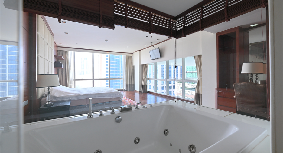 For sale 3 bedrooms condo in Khlong Toei, Bangkok