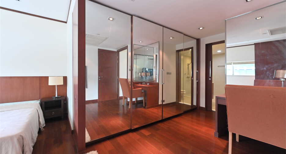 For sale 3 bedrooms condo in Khlong Toei, Bangkok