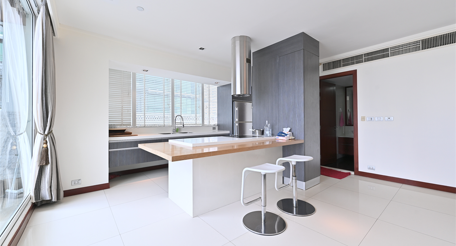 For sale 3 bedrooms condo in Khlong Toei, Bangkok
