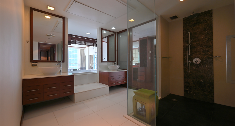 For sale 3 bedrooms condo in Khlong Toei, Bangkok