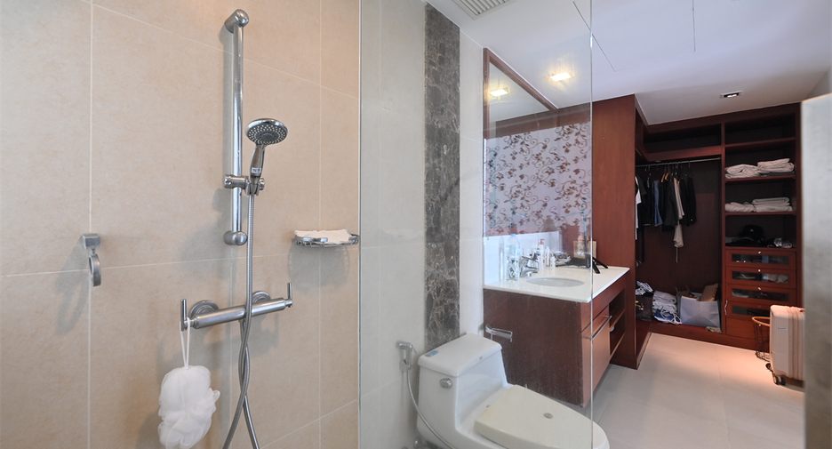 For sale 3 bedrooms condo in Khlong Toei, Bangkok