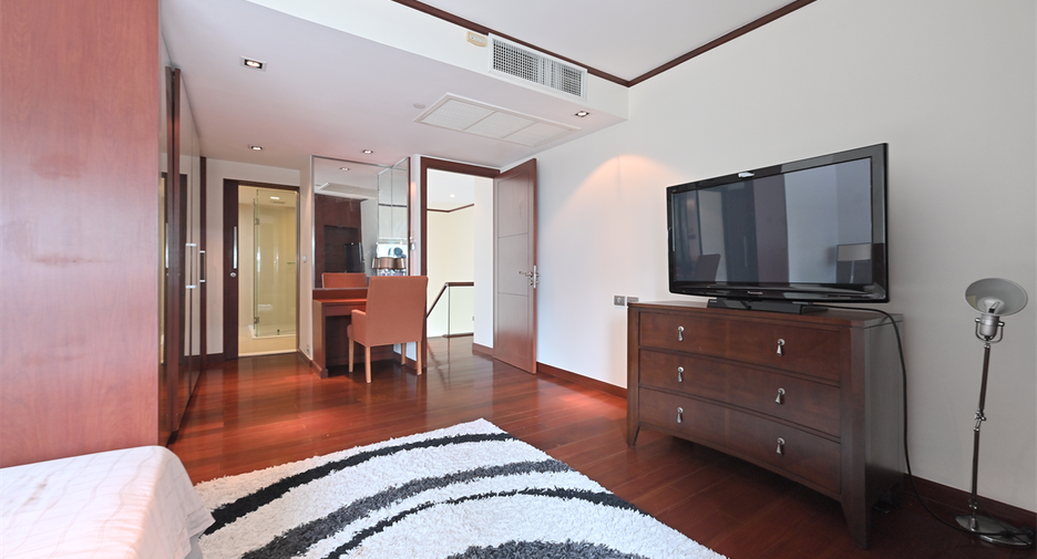 For sale 3 bedrooms condo in Khlong Toei, Bangkok