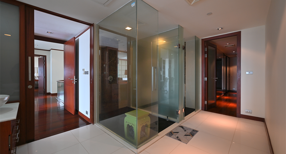 For sale 3 bedrooms condo in Khlong Toei, Bangkok
