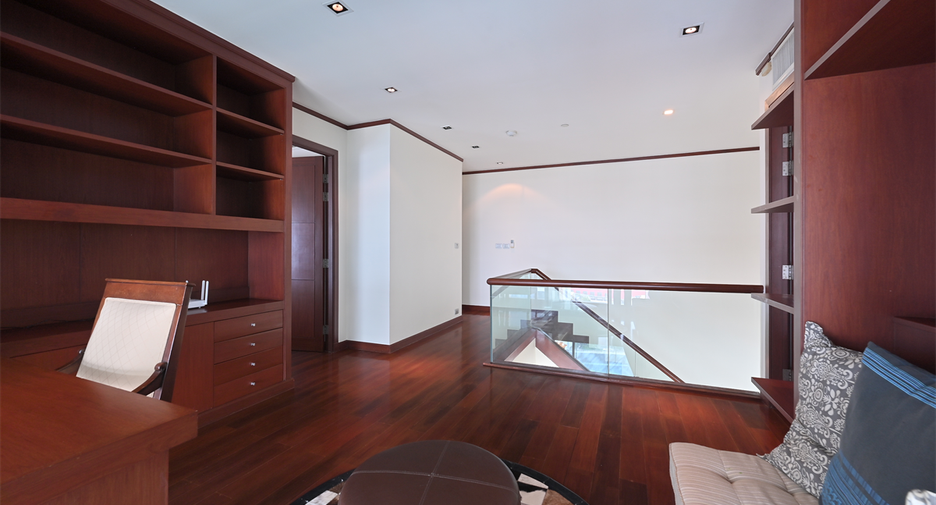 For sale 3 bedrooms condo in Khlong Toei, Bangkok