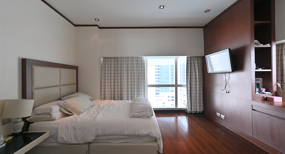 For sale 3 bedrooms condo in Khlong Toei, Bangkok