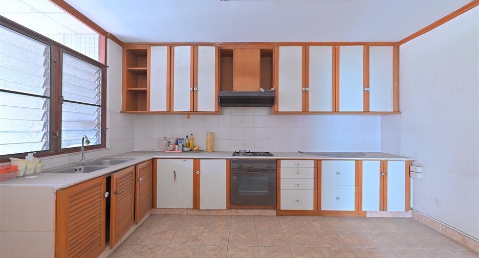 Wohnung zum Kauf mit 3 Zimmer in Khlong Toei, Bangkok