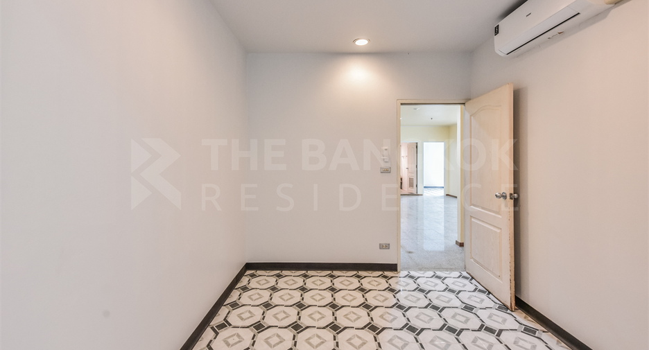 For sale 4 bedrooms condo in Sathon, Bangkok