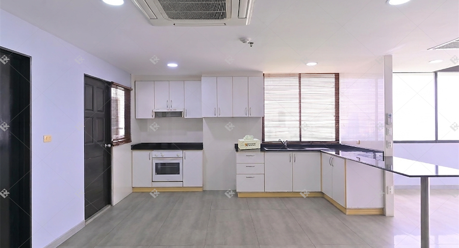 For sale 2 bedrooms condo in Khlong Toei, Bangkok