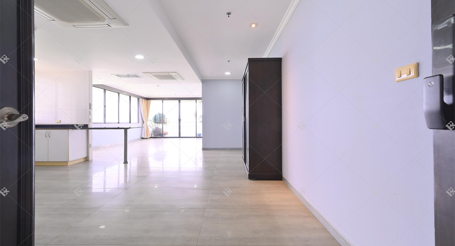 For sale 2 bedrooms condo in Khlong Toei, Bangkok