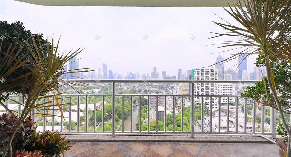 For sale 2 bedrooms condo in Khlong Toei, Bangkok